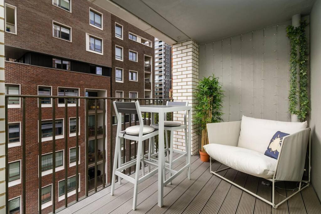 Superb 1 Bedroom Apartment 3Mins From Tube Station Londra Dış mekan fotoğraf