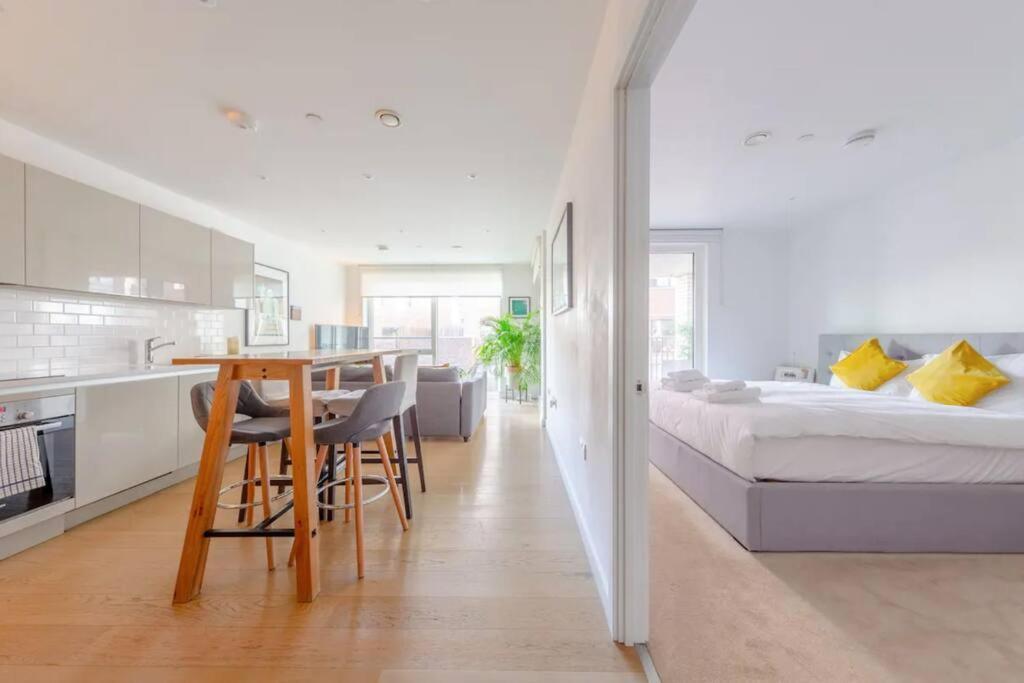 Superb 1 Bedroom Apartment 3Mins From Tube Station Londra Dış mekan fotoğraf