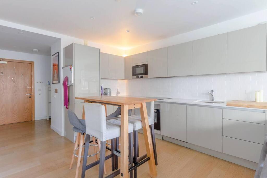 Superb 1 Bedroom Apartment 3Mins From Tube Station Londra Dış mekan fotoğraf