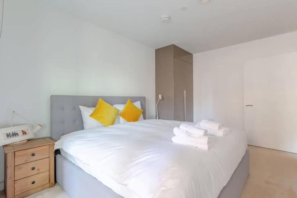 Superb 1 Bedroom Apartment 3Mins From Tube Station Londra Dış mekan fotoğraf