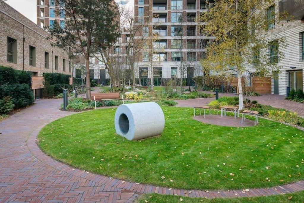 Superb 1 Bedroom Apartment 3Mins From Tube Station Londra Dış mekan fotoğraf