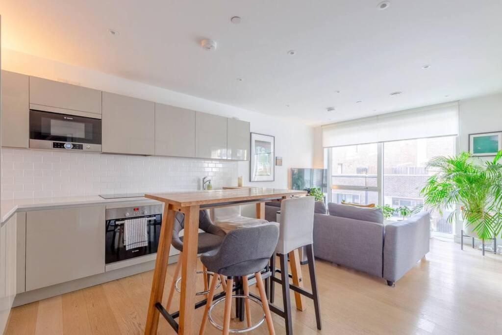 Superb 1 Bedroom Apartment 3Mins From Tube Station Londra Dış mekan fotoğraf
