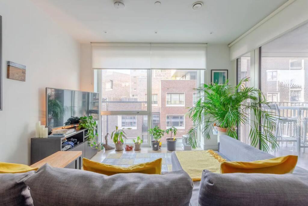 Superb 1 Bedroom Apartment 3Mins From Tube Station Londra Dış mekan fotoğraf