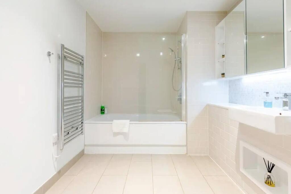 Superb 1 Bedroom Apartment 3Mins From Tube Station Londra Dış mekan fotoğraf